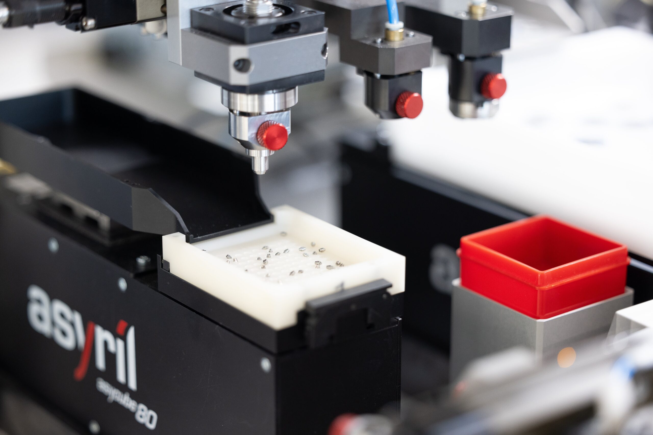 Machine automatique multi-calibres conçue pour la production horlogère